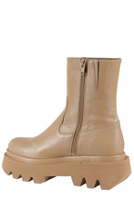 PALOMA BARCELÓ STIEFEL OSIAN IRIS NOCCIOLA